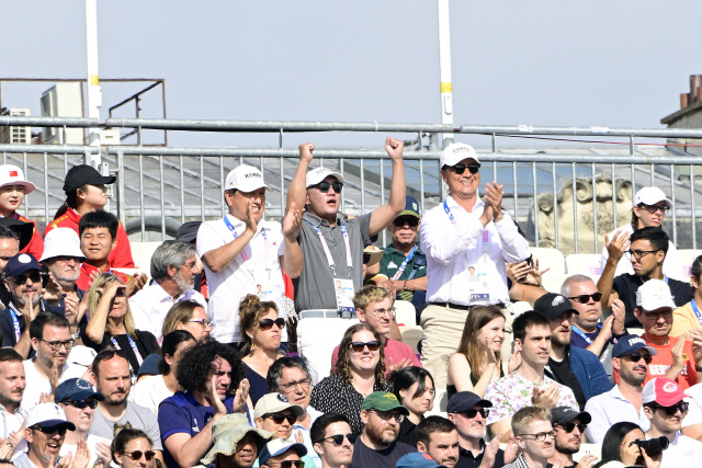 4일(현지시간) 프랑스 파리 레쟁발리드에서 열린 2024 파리 올림픽 양궁 남자 개인전에서 정의선 회장이 남자 양궁 국가대표 선수들을 응원하고 있다. 대한양궁협회 제공